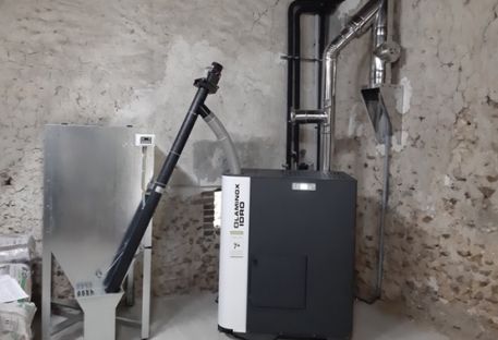 Installation de chaudière à granulés LAMINOX IDRO - OMNIA 23kW avec décendrage automatique